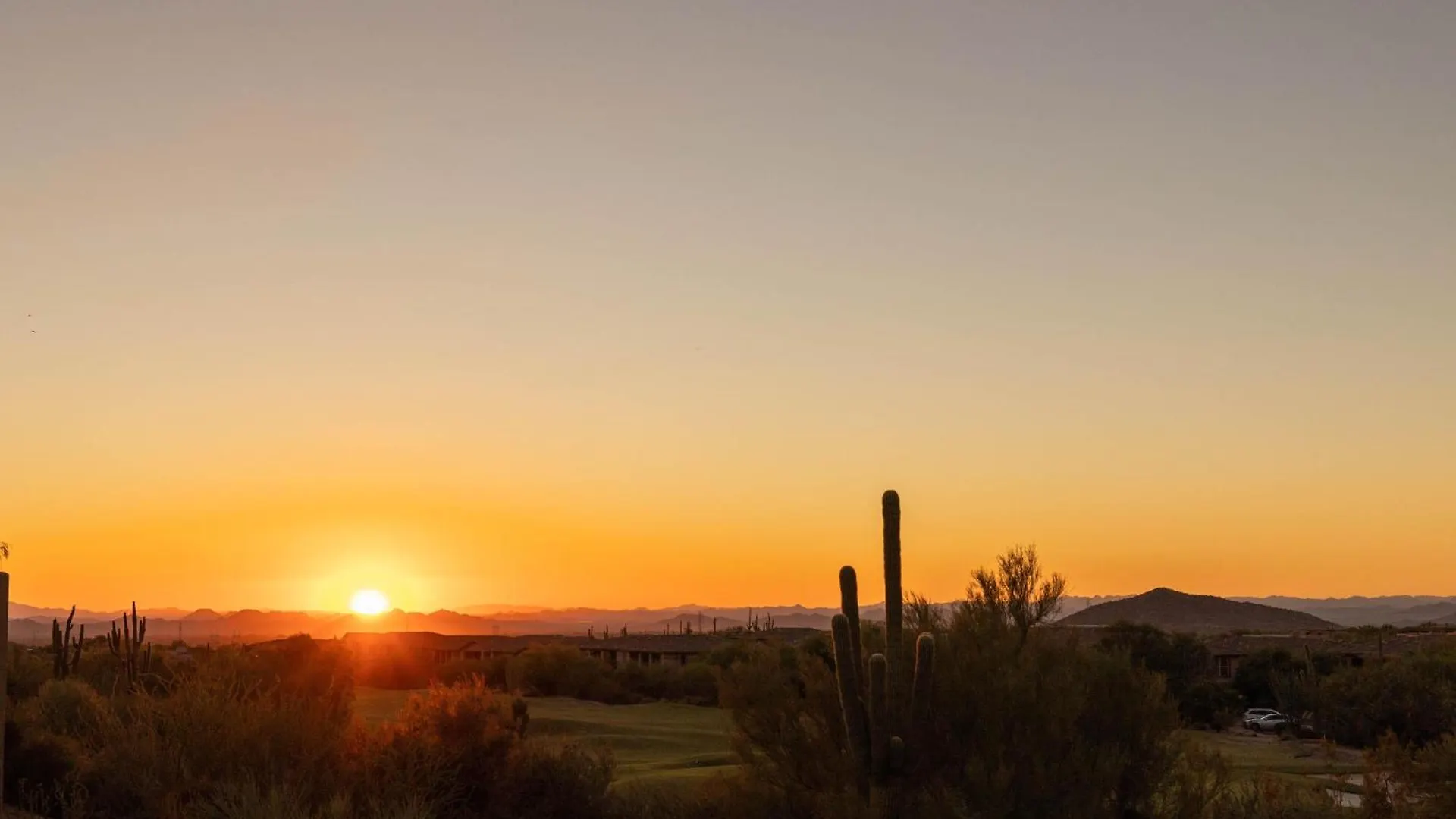 3 Bedrooms Scottsdale 0*,